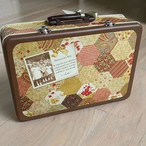 Moda 3 Sisters Chocolate Tin (NWOT)